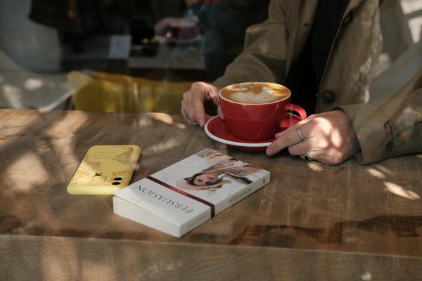 What Are the Key Differences Between Contemporary and Vintage British Women's Fashion?